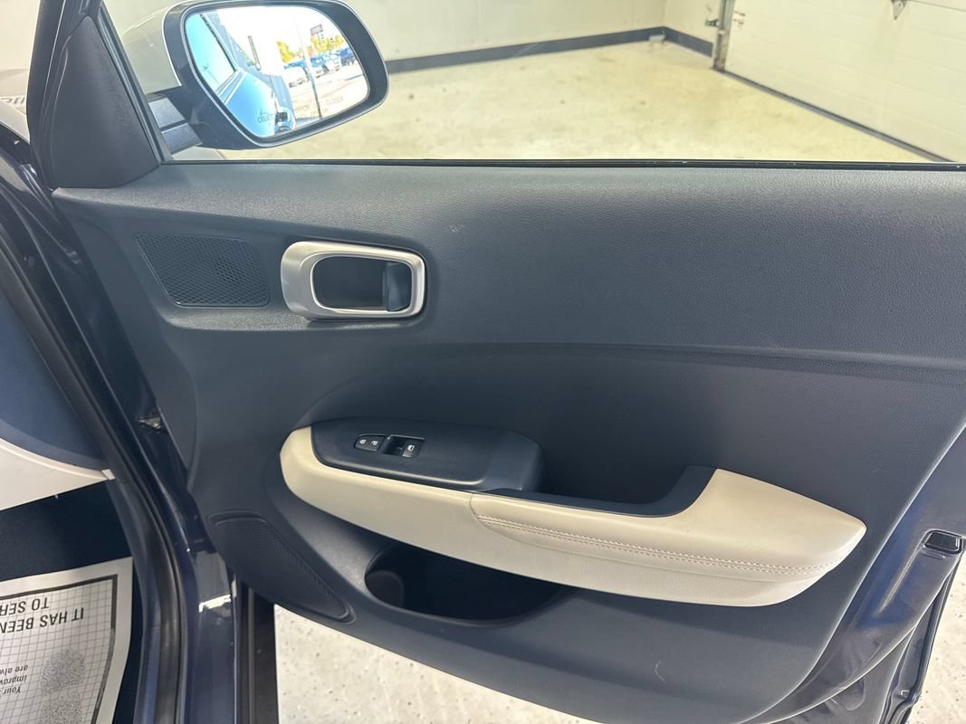 Used 2024 Hyundai Venue Limited FWD image 32