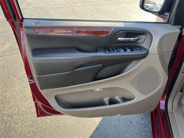 Used 2013 Chrysler Town & Country Touring-L w/ Driver Convenience Group image 10