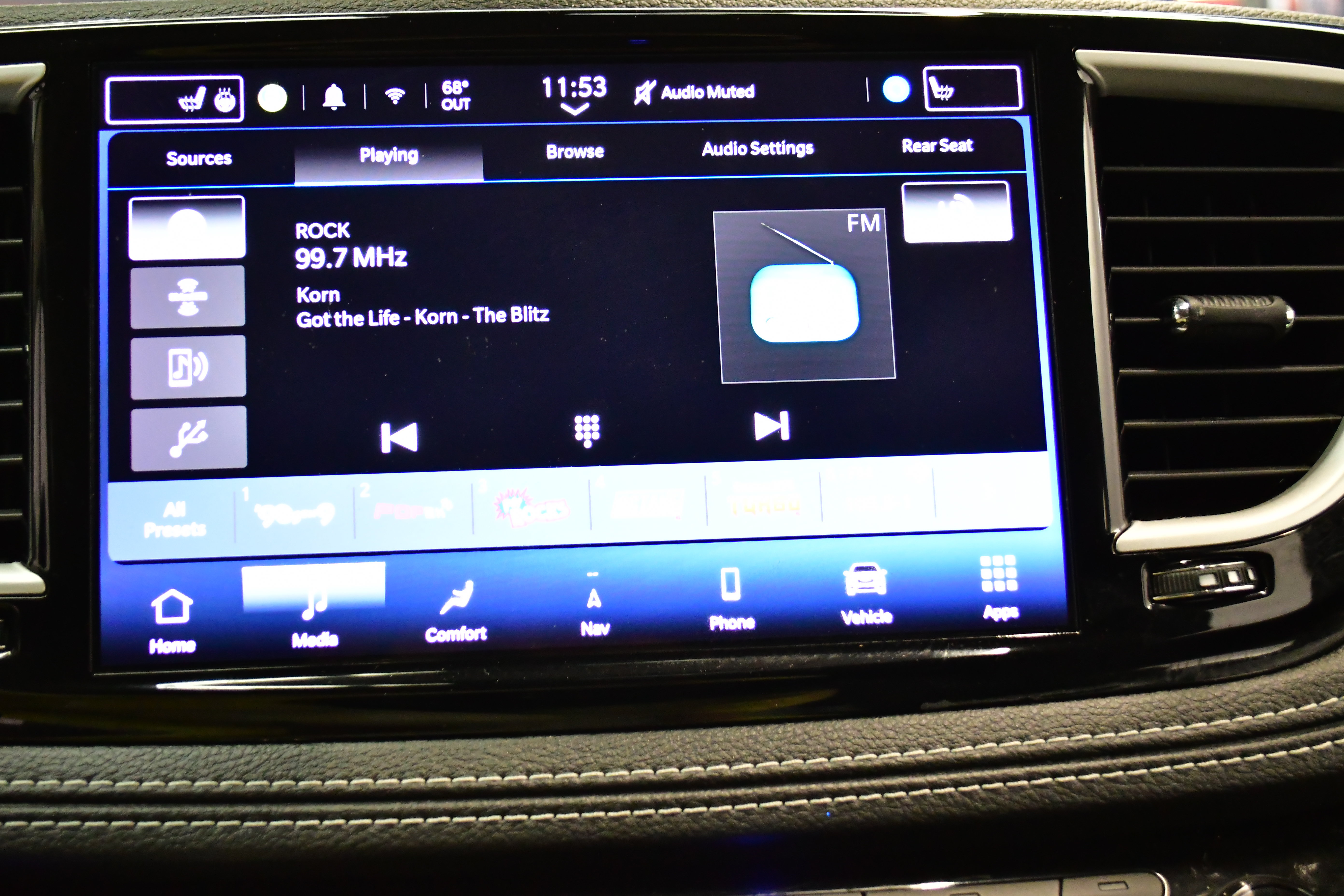 Used 2023 Chrysler Pacifica Touring-L w/ Uconnect Theater Family Group FWD image 28