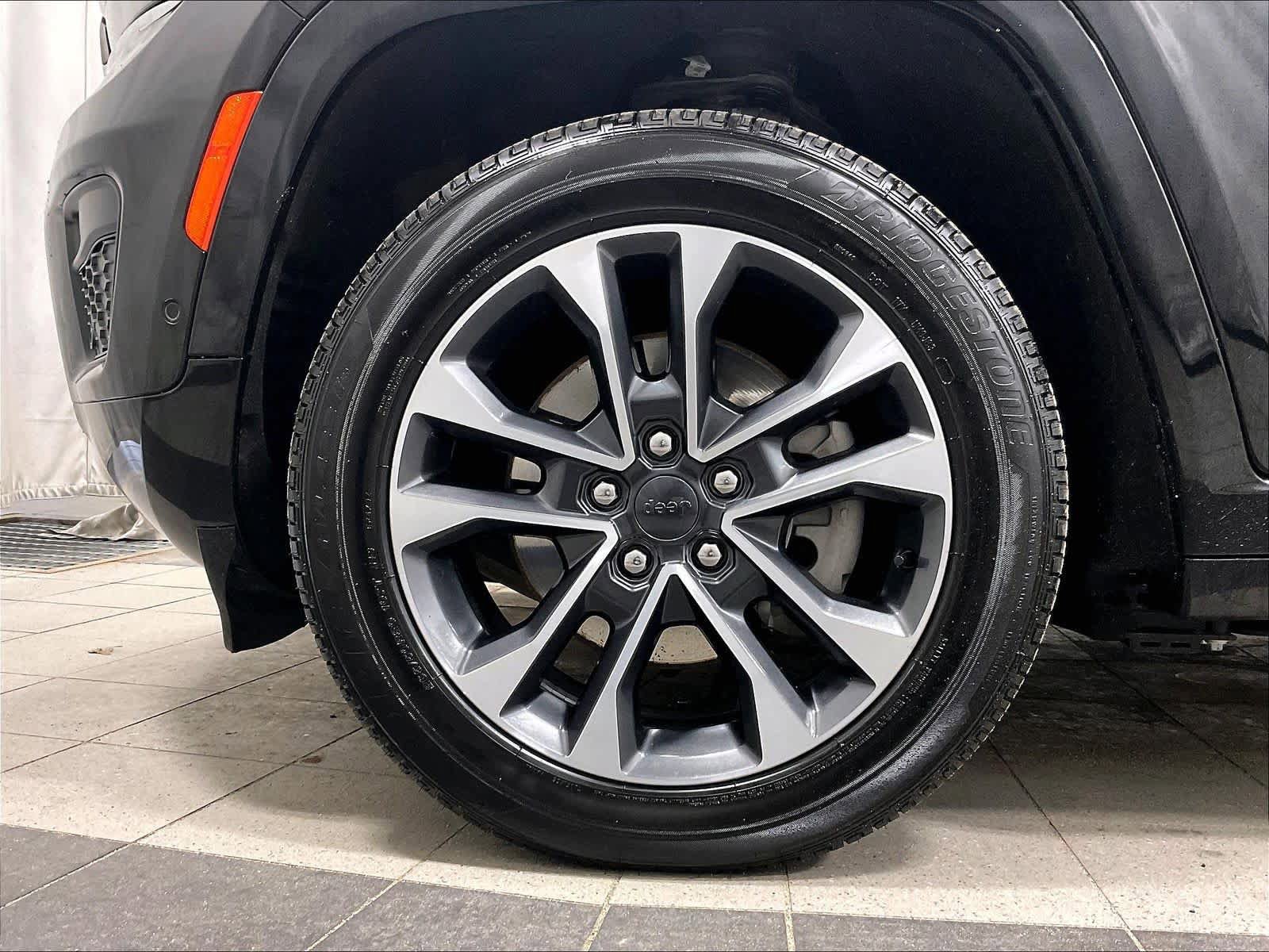 Used 2023 Jeep Grand Cherokee Overland w/ Luxury Tech Group IV AWD/4WD image 7