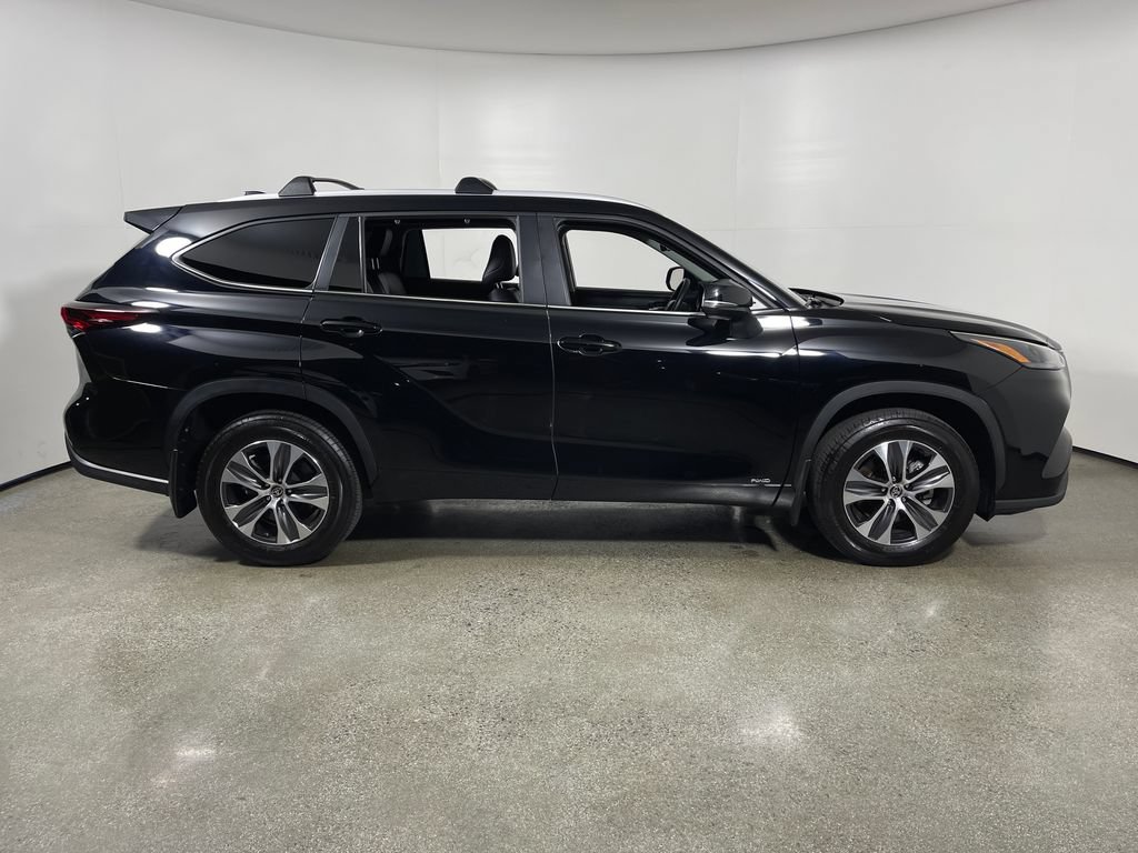 Used 2025 Toyota Highlander XLE AWD/4WD image 2
