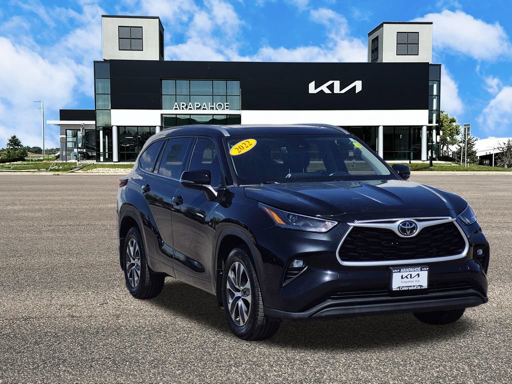Used 2022 Toyota Highlander XLE AWD/4WD image 2