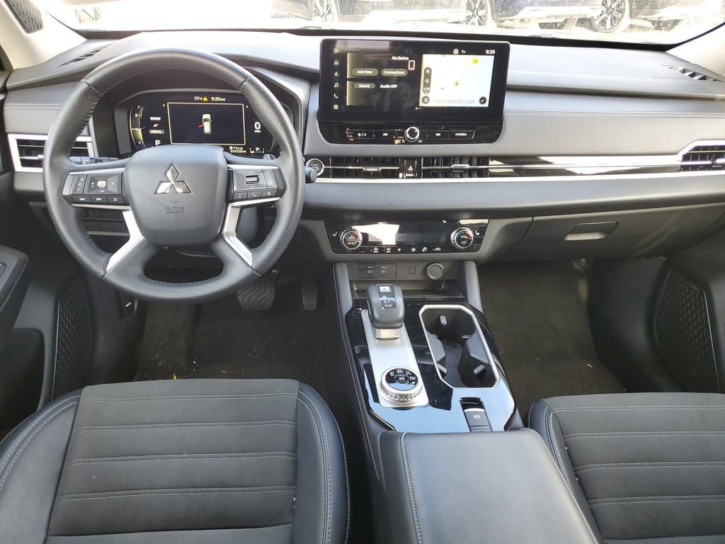 Used 2025 Mitsubishi Outlander SE image 9