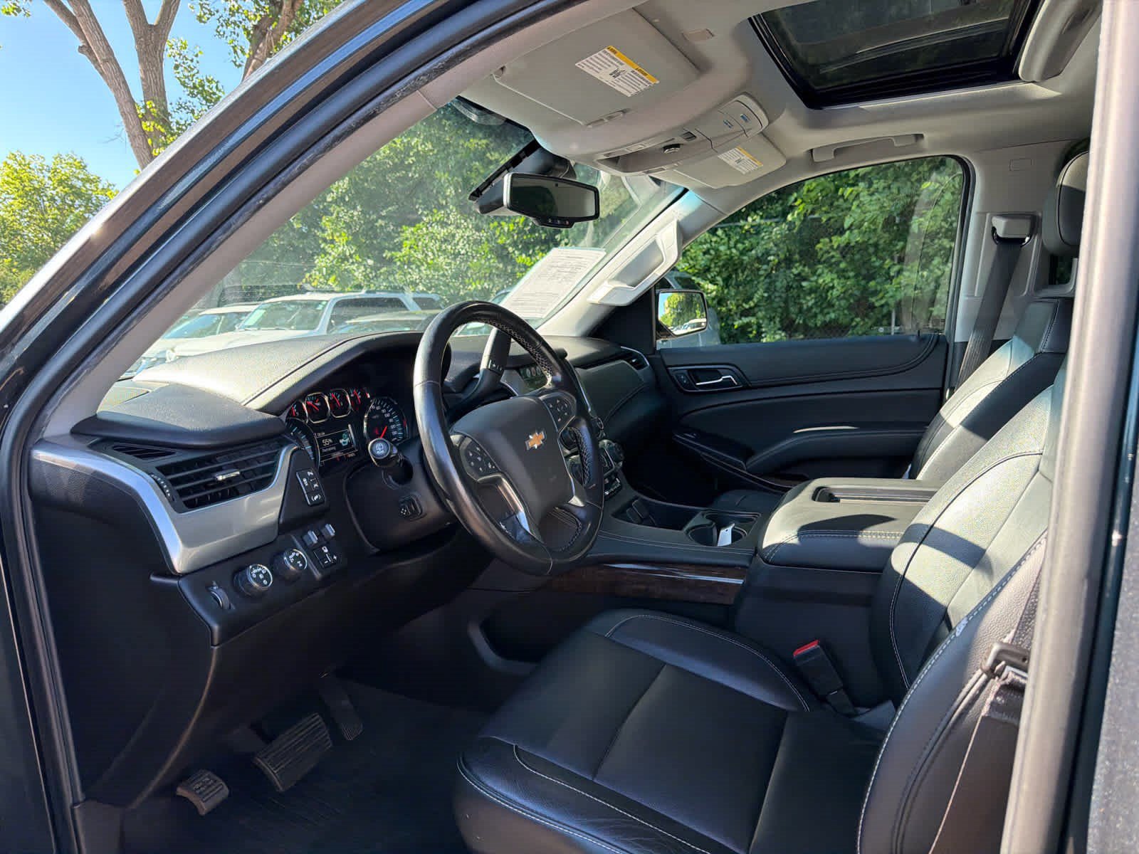 Used 2019 Chevrolet Suburban LT w/ LT Signature Package AWD/4WD image 5