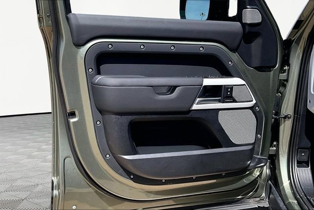Used 2024 Land Rover Defender 130 X-Dynamic SE image 18