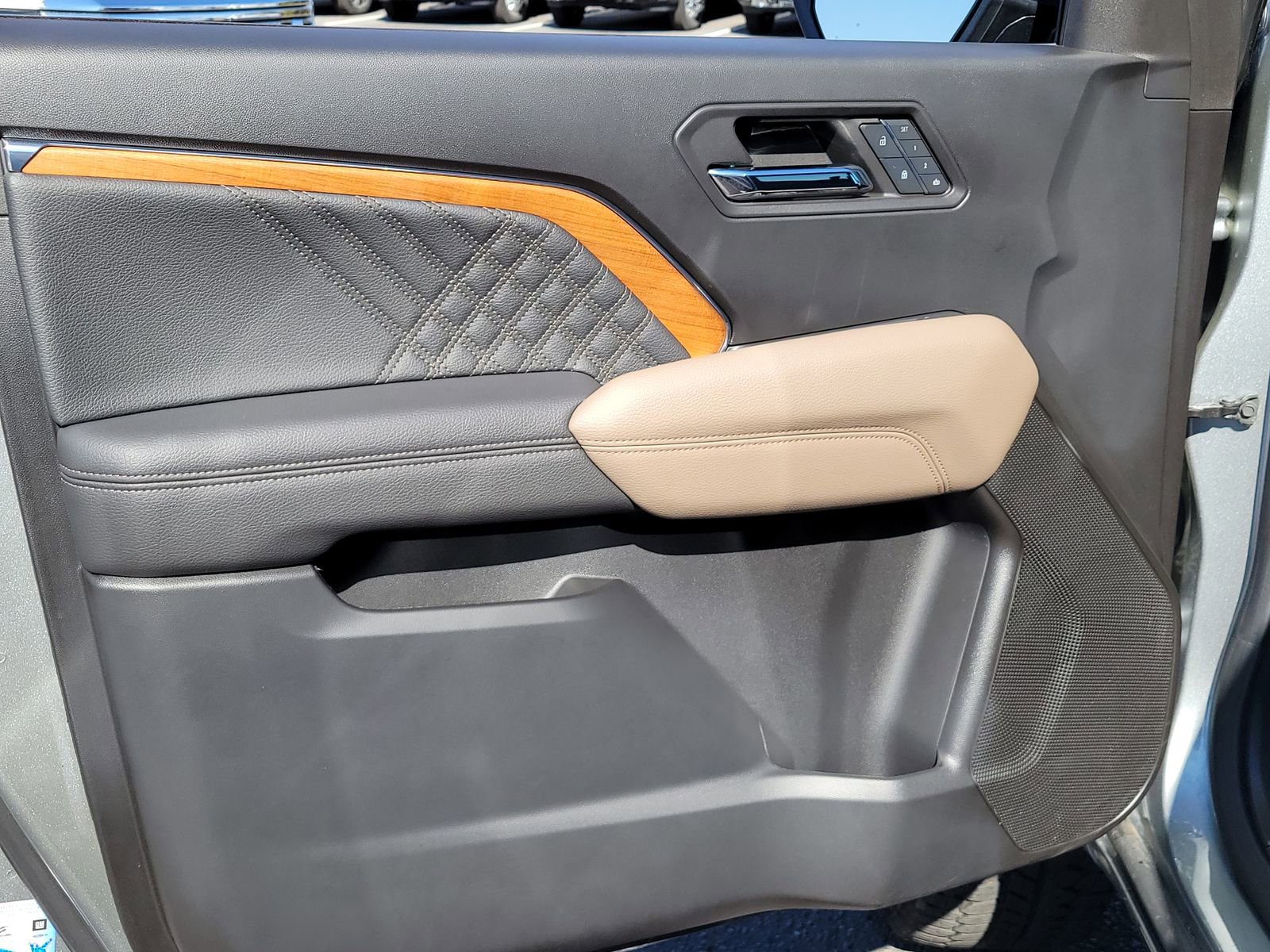 Used 2024 GMC Canyon Denali image 7