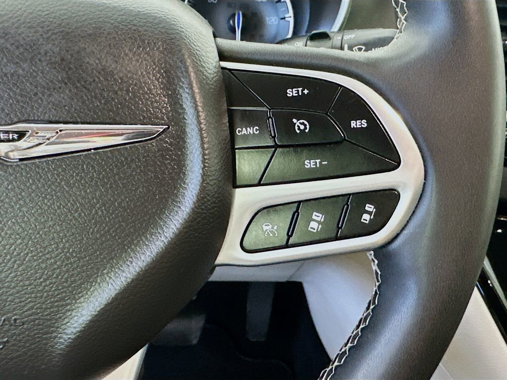 Used 2023 Chrysler Pacifica Touring-L FWD image 24