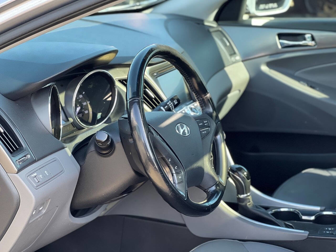 Used 2015 Hyundai Sonata Limited w/ Option Group 02 FWD image 16
