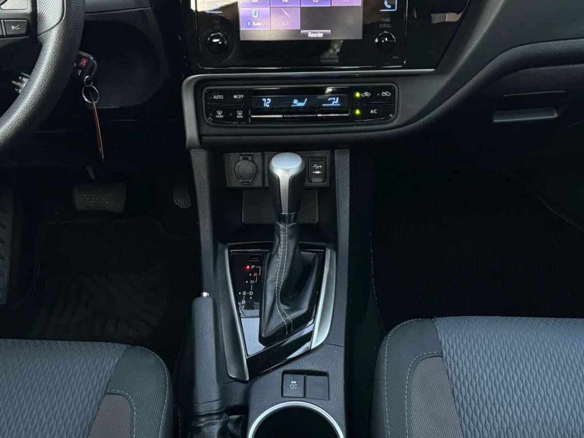 Used 2019 Toyota Corolla LE w/ Carpet Mat Package (TMS) FWD image 24