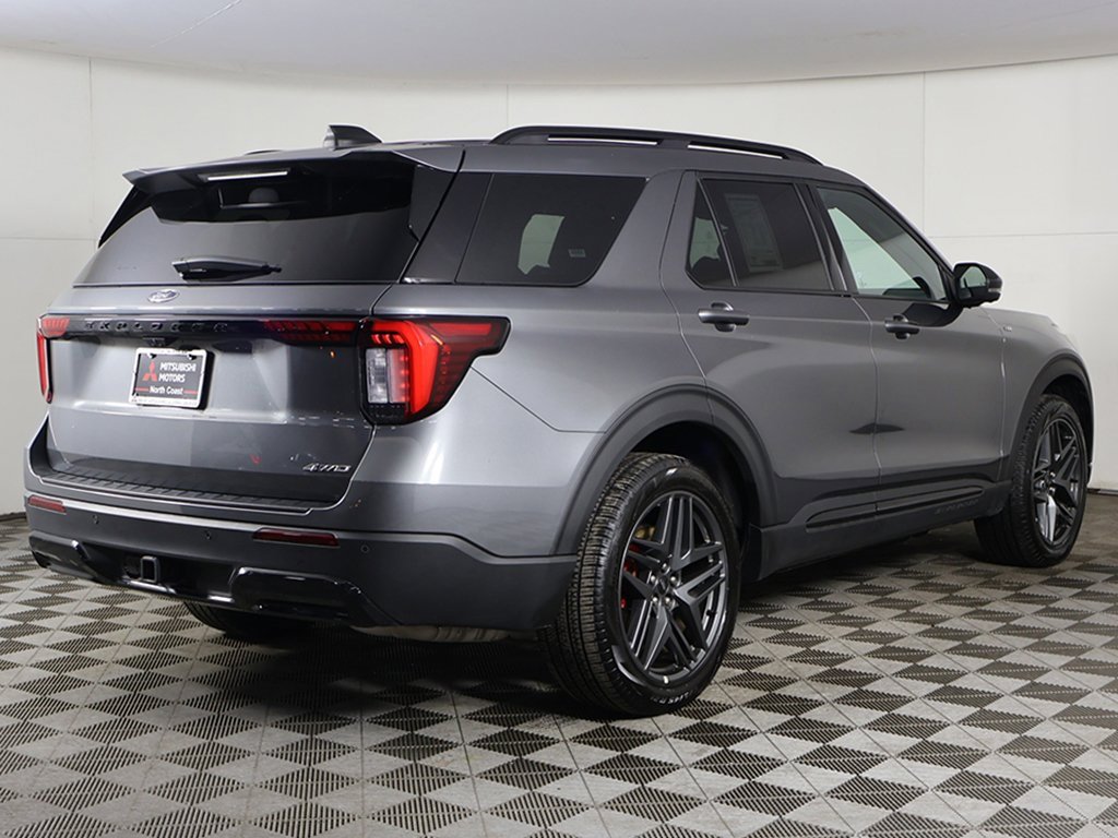 Used 2025 Ford Explorer ST-Line w/ ST-Line Street Pack image 11