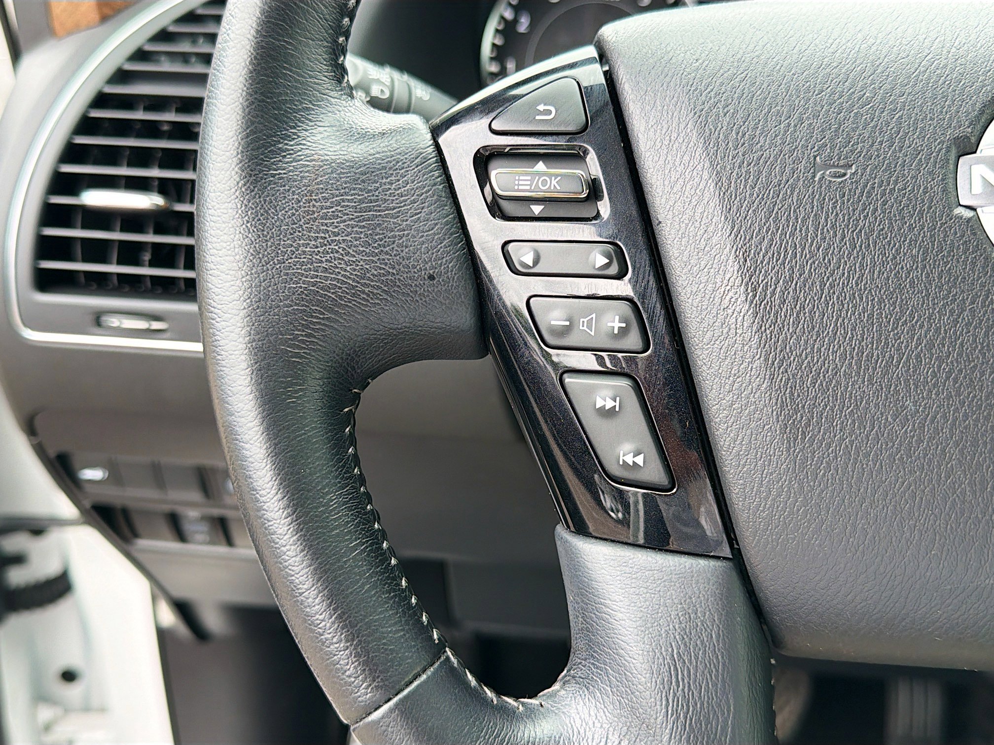 Used 2022 Nissan Armada SL image 37