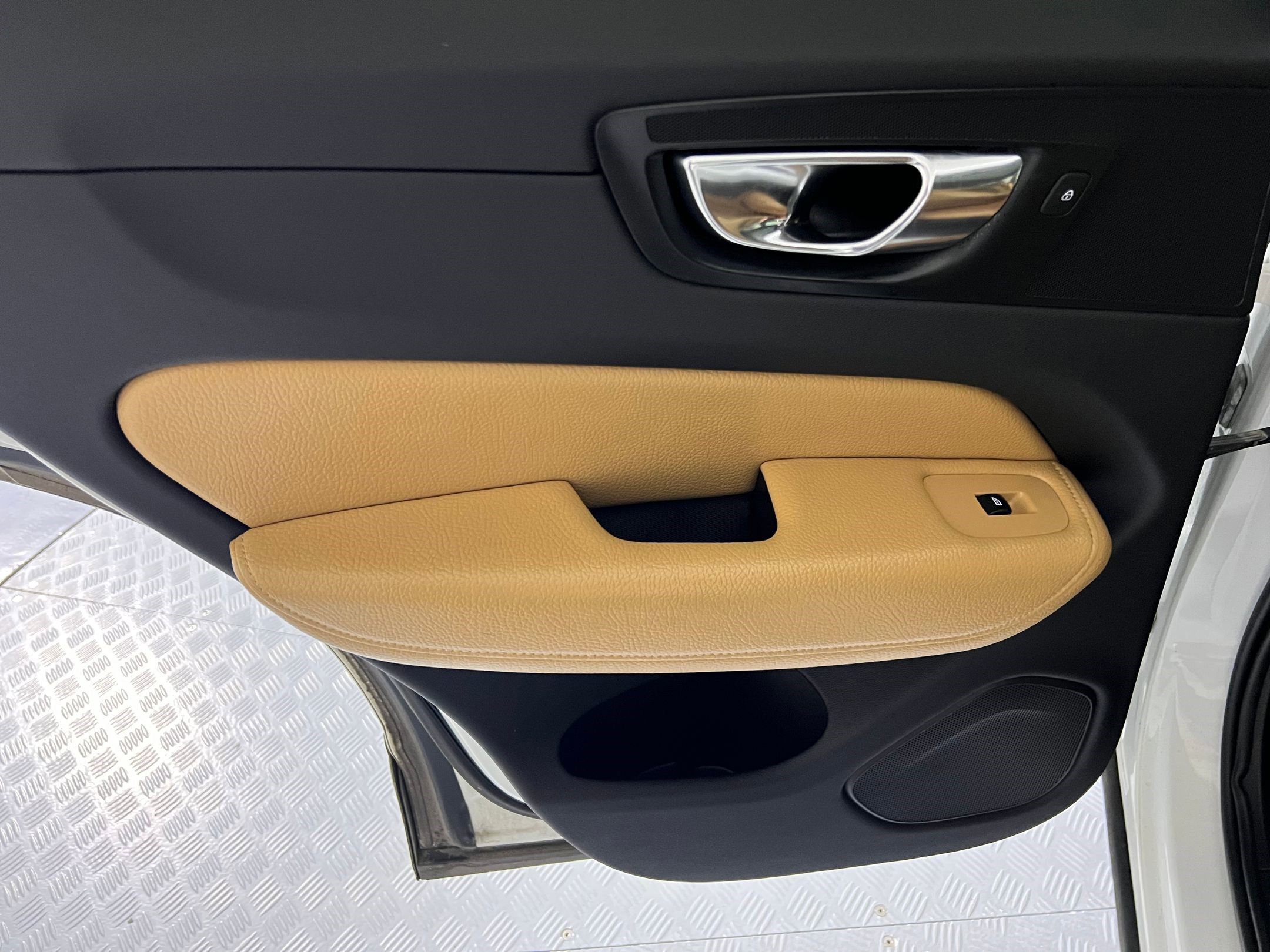 Used 2018 Volvo XC60 T5 Momentum w/ Vision Package image 20