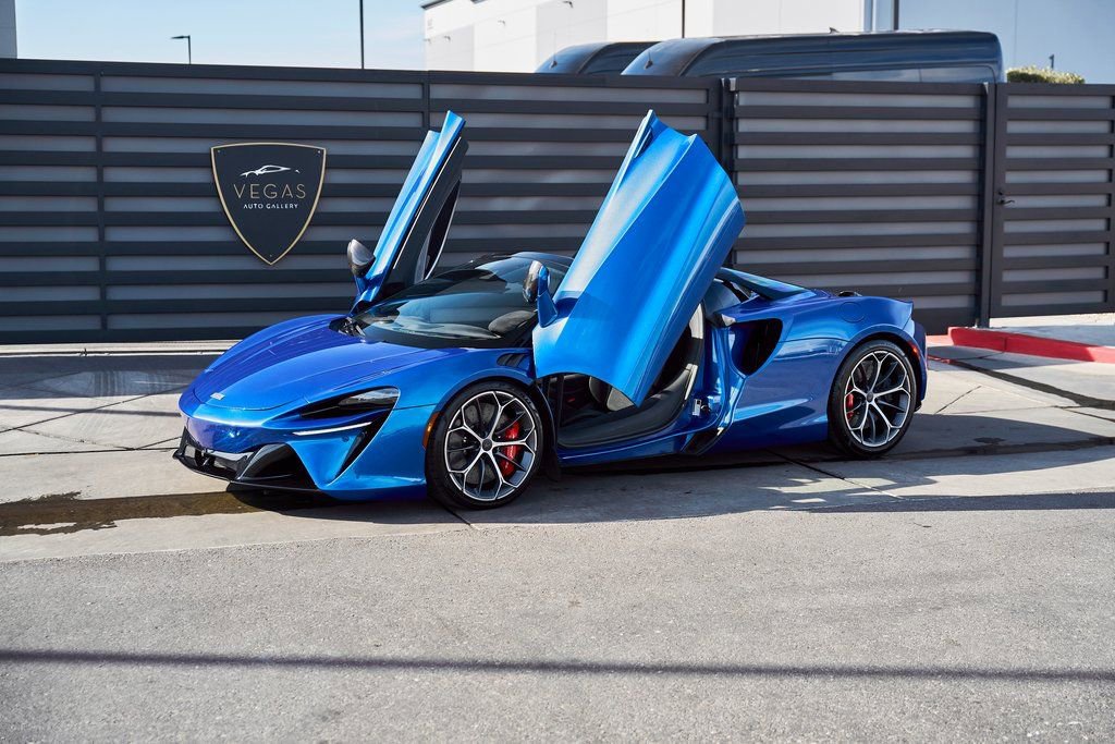 Used 2025 McLaren Artura Spider RWD image 19