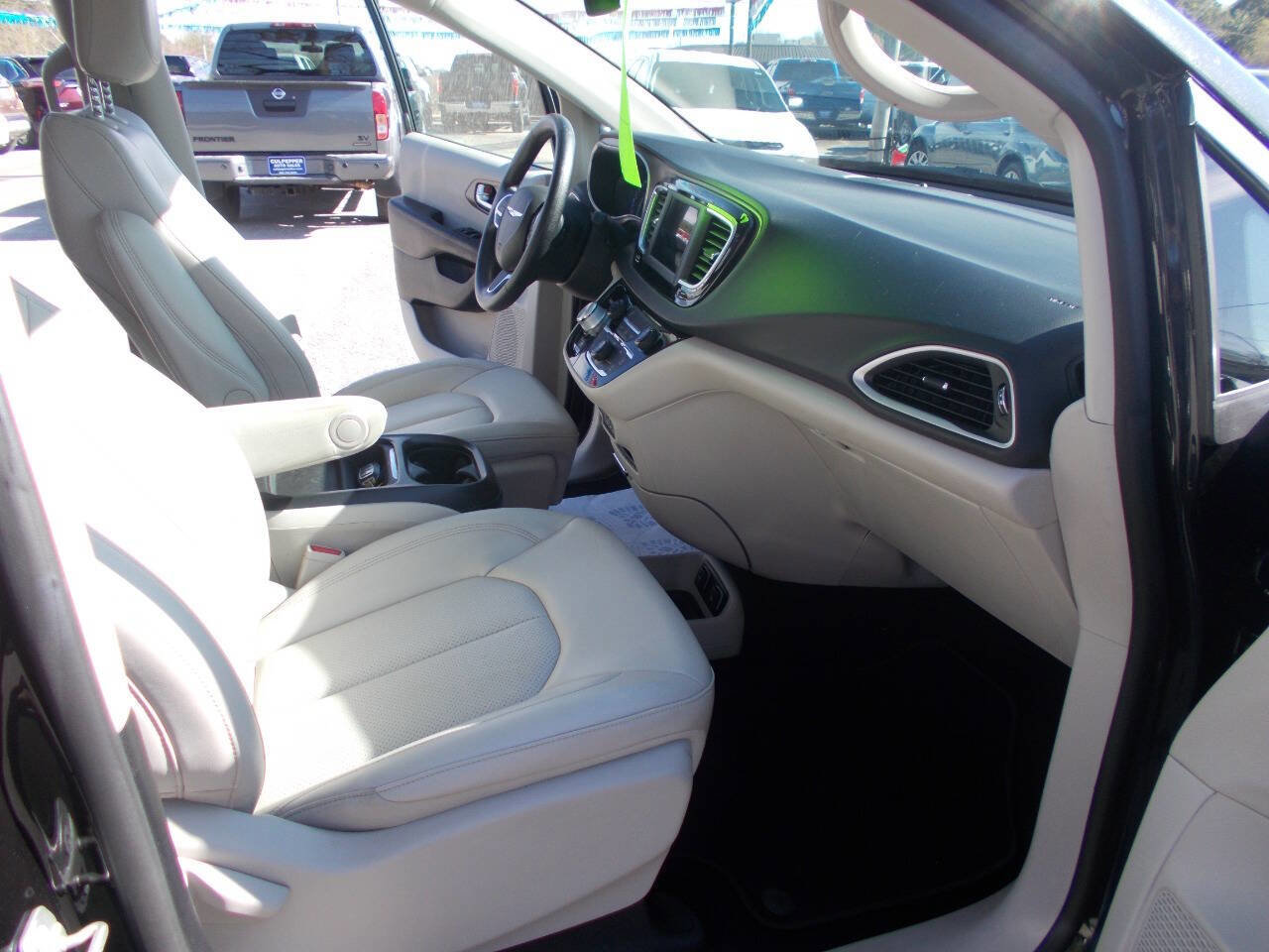 Used 2021 Chrysler Voyager Lxi image 8