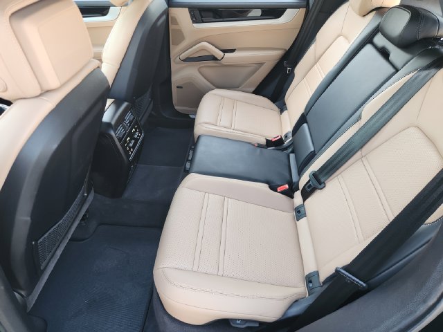 Used 2024 Porsche Cayenne AWD/4WD image 24