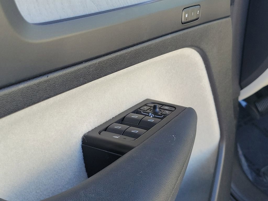 Used 2022 Volvo XC40 T4 Inscription w/ Protection Package image 19