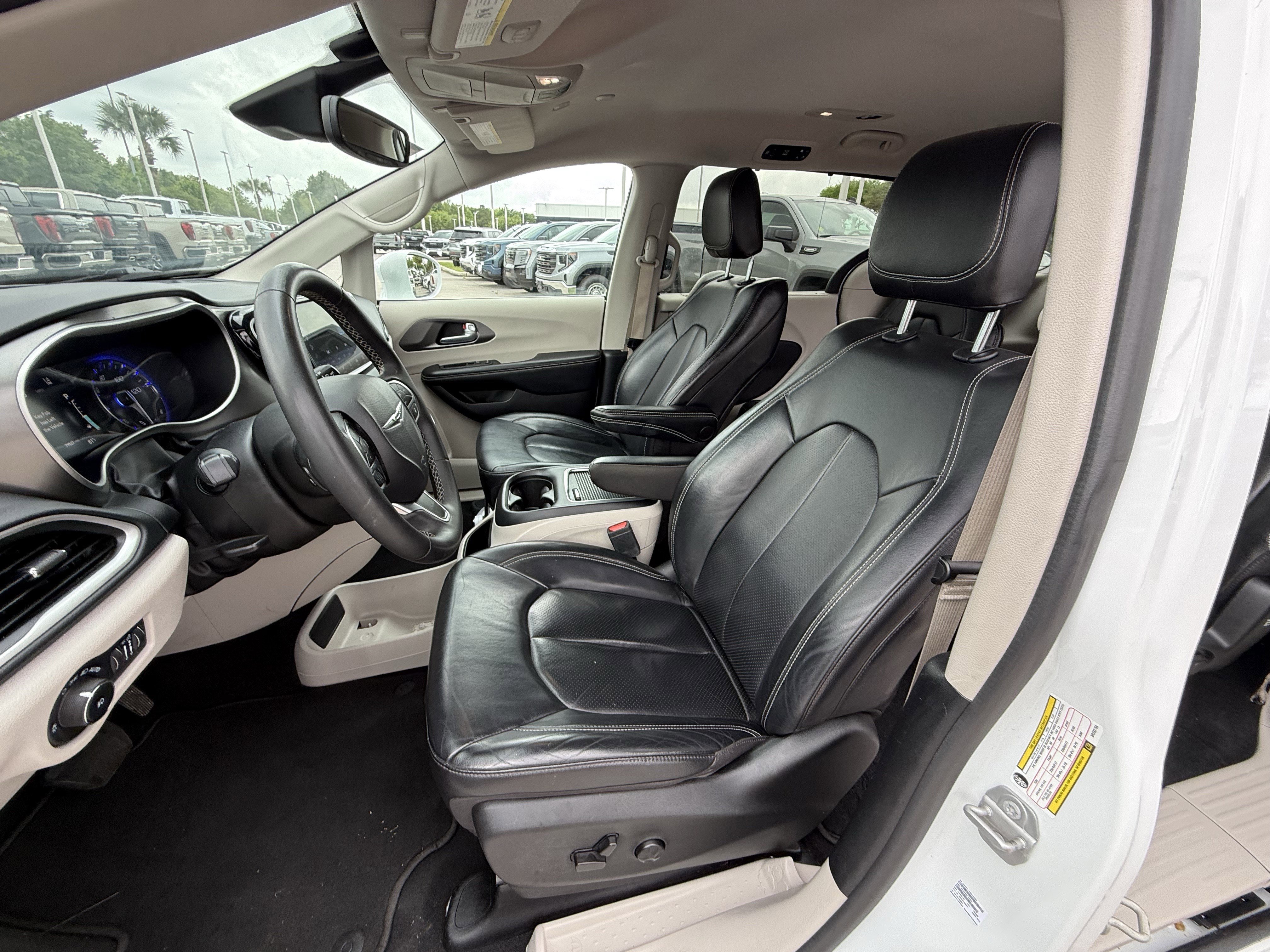 Used 2022 Chrysler Pacifica Touring-L image 28