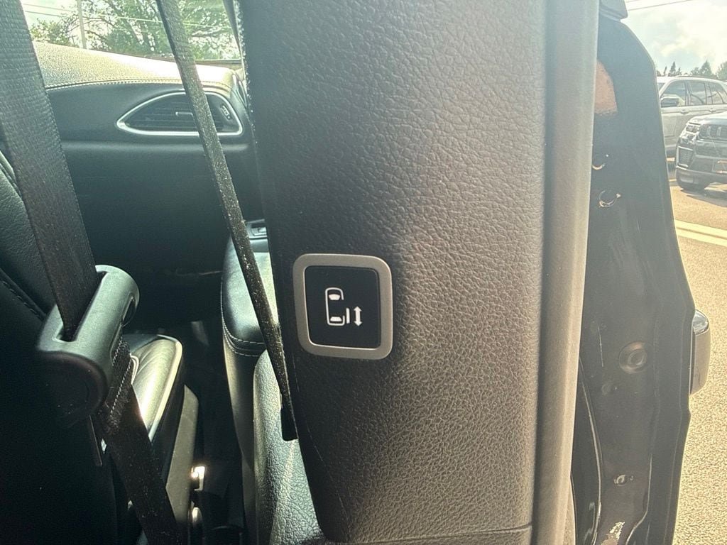 Used 2025 Chrysler Pacifica Limited FWD image 18