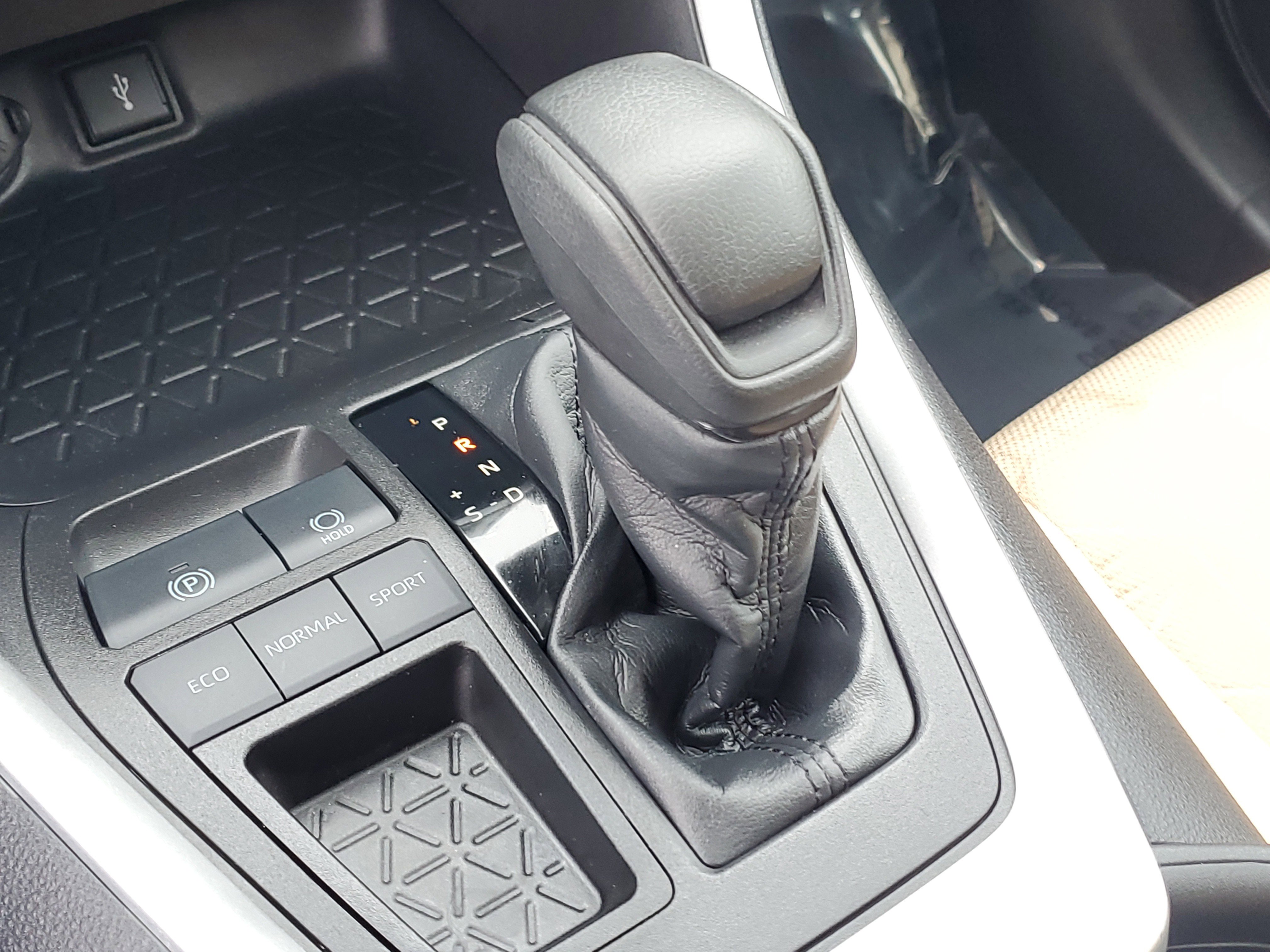 Used 2022 Toyota RAV4 XLE w/ Convenience Package image 24