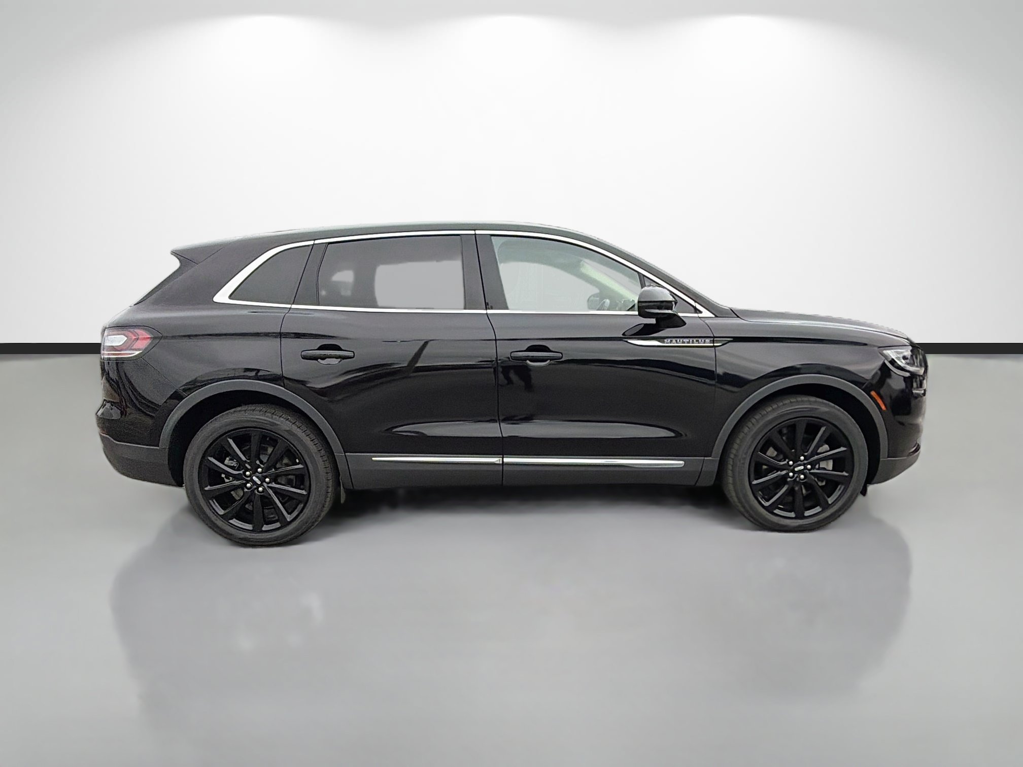 Used 2021 Lincoln Nautilus Reserve w/ Monochromatic Package AWD/4WD image 2