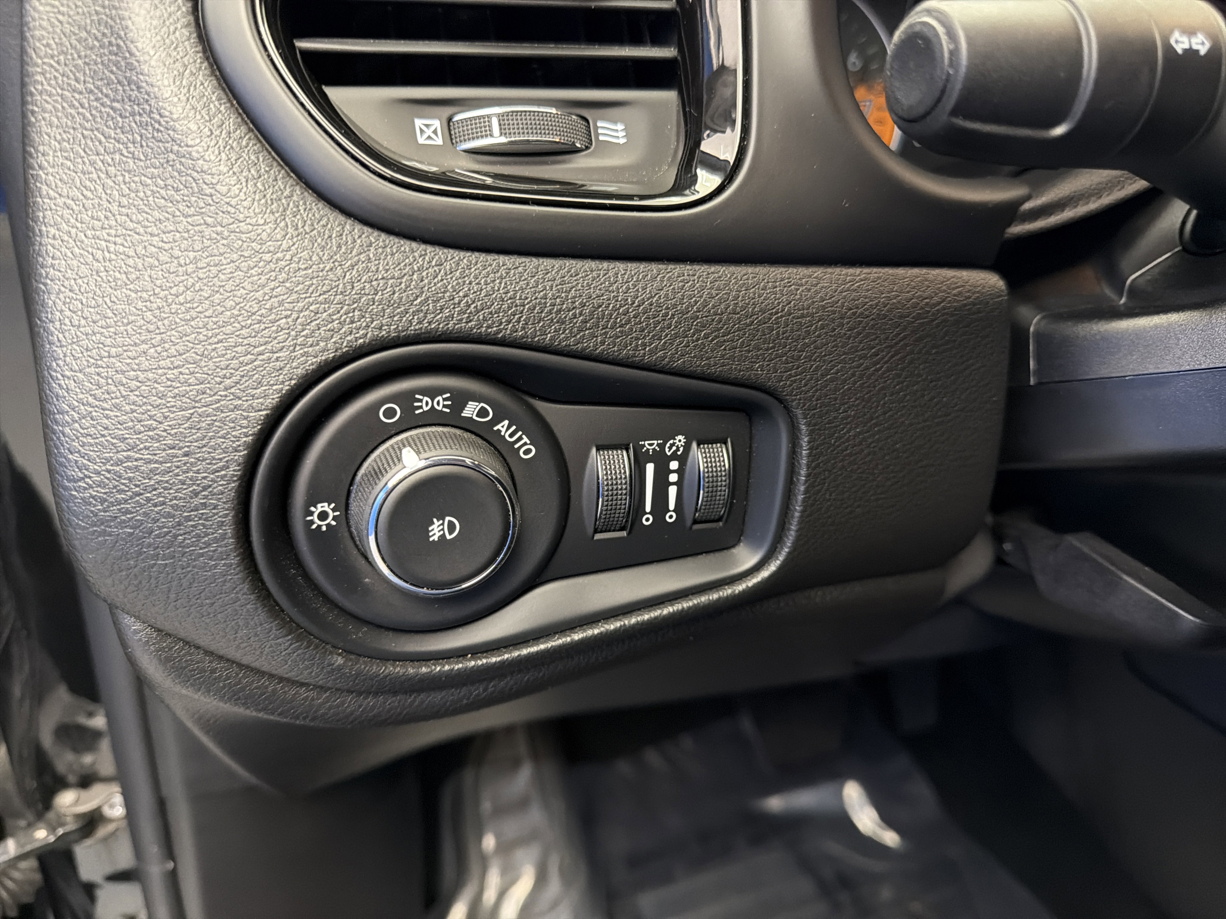 Used 2017 Jeep Renegade Altitude AWD/4WD image 14