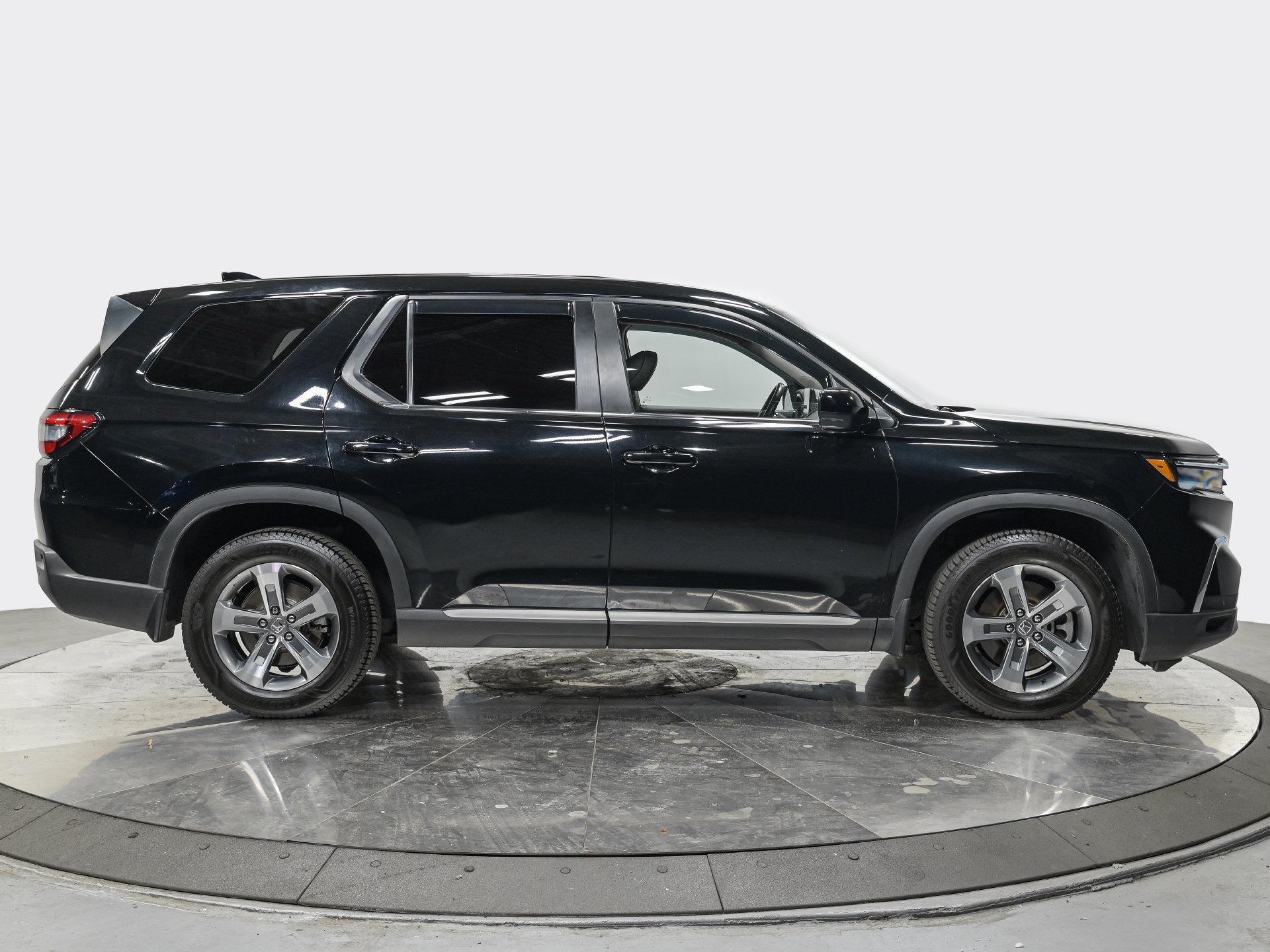 Used 2025 Honda Pilot EX-L image 8