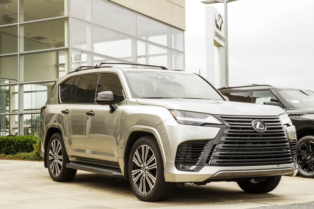 Used 2025 Lexus LX 700h Luxury w/ Appearance Package AWD/4WD image 4