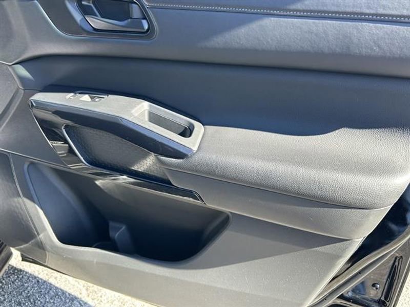 Used 2025 Nissan Pathfinder SV image 18