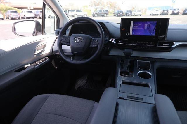 Certified 2025 Toyota Sienna LE image 23