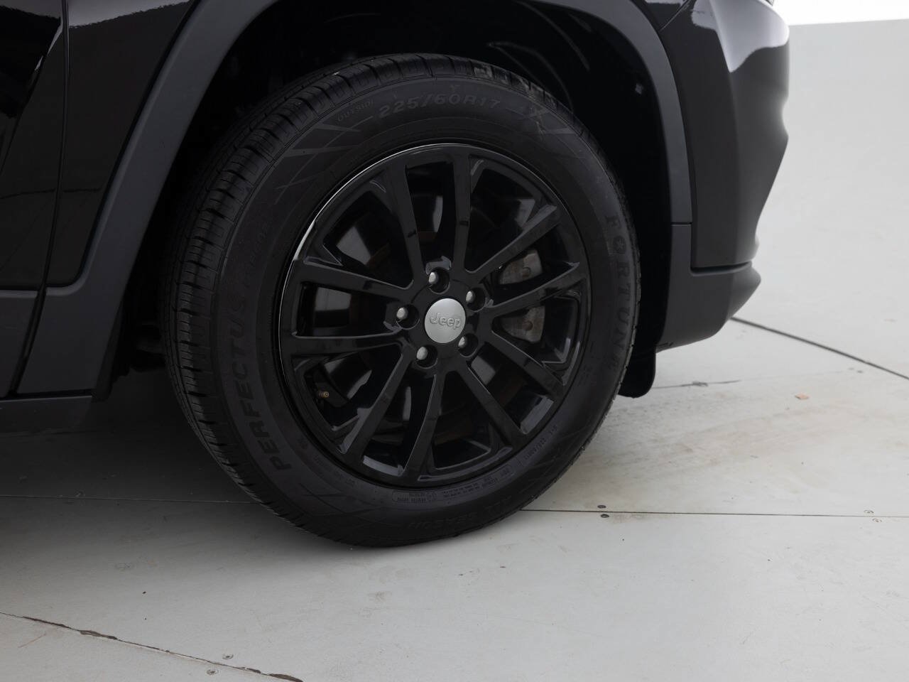 Used 2019 Jeep Cherokee Latitude Plus w/ Cold Weather Group FWD image 19