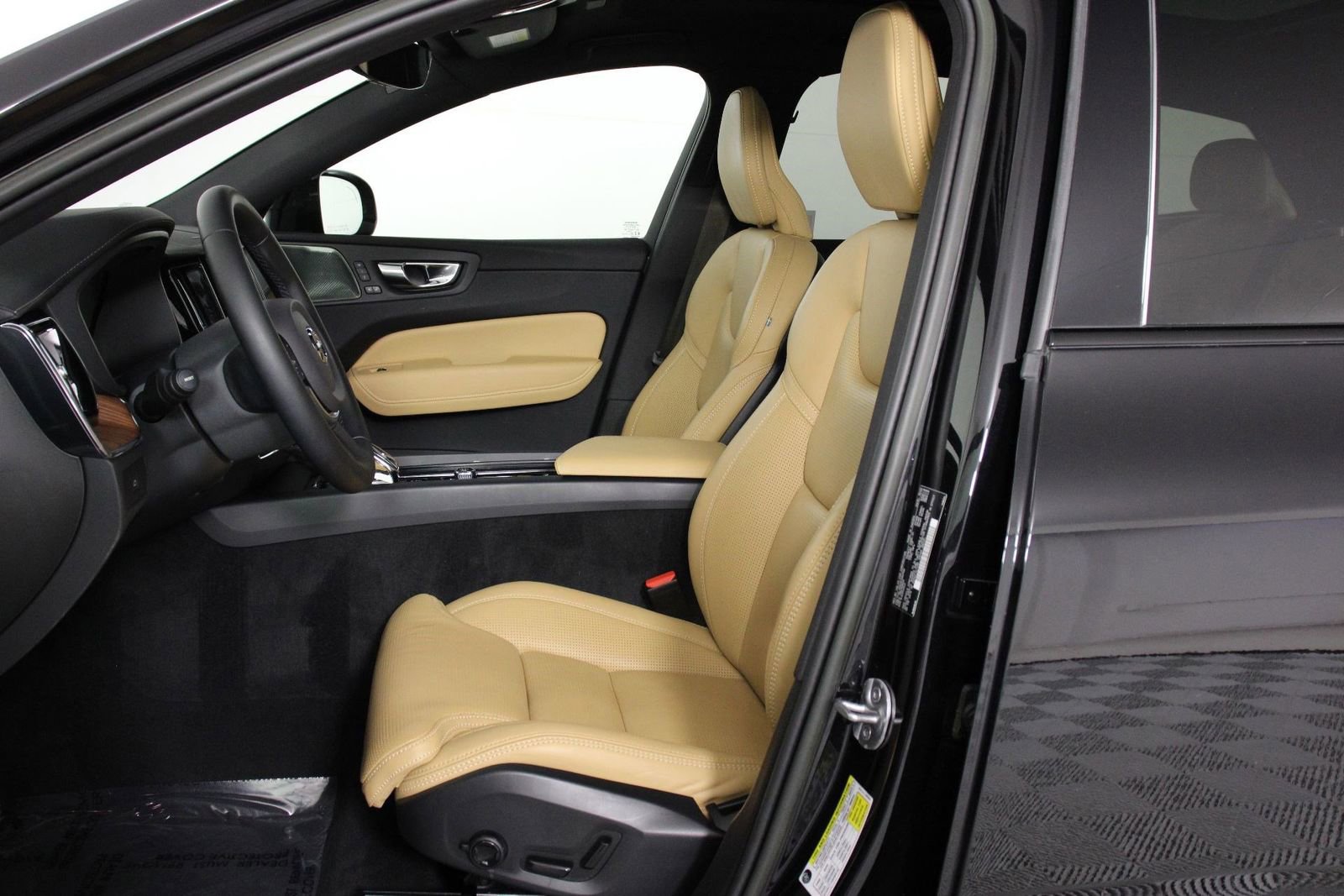 Certified 2023 Volvo XC60 B5 Ultimate w/ Climate Package image 31