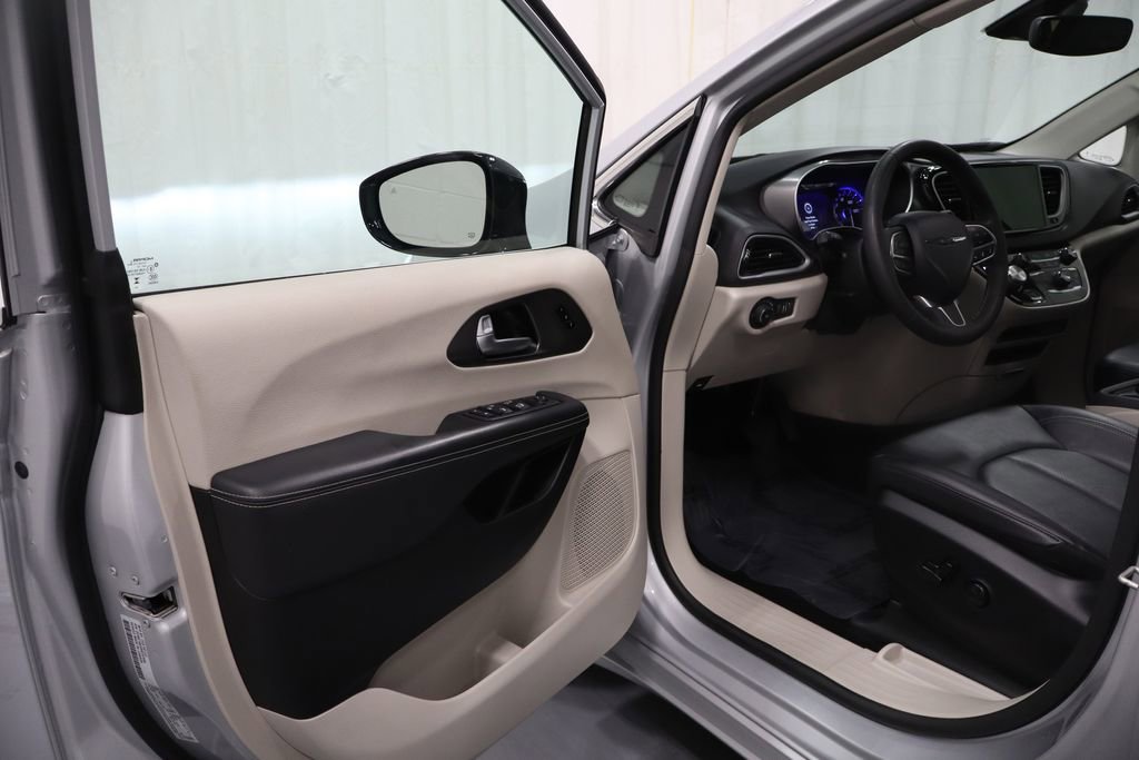 Used 2024 Chrysler Pacifica Touring-L image 10