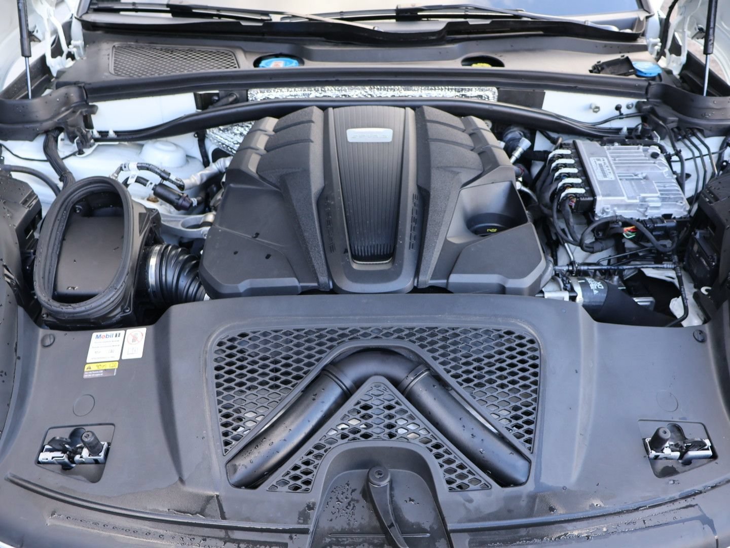 Certified 2023 Porsche Macan S AWD/4WD image 32