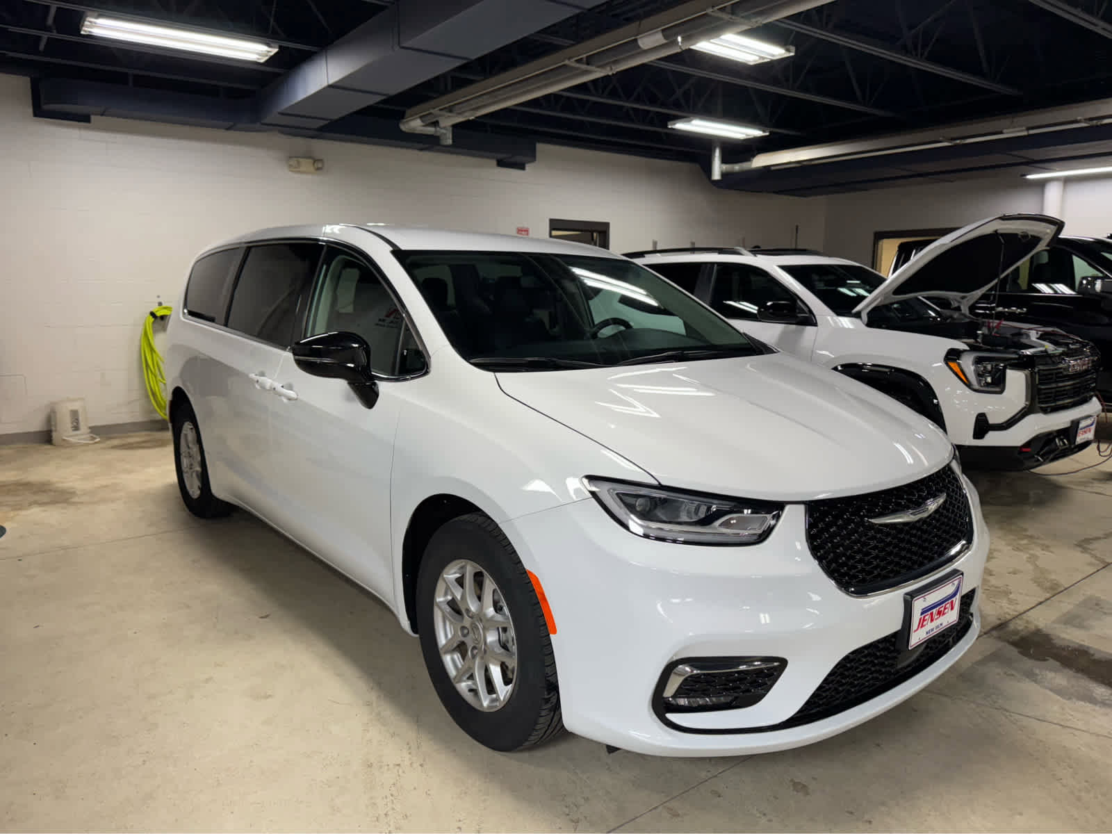 Used 2024 Chrysler Pacifica Touring-L image 3