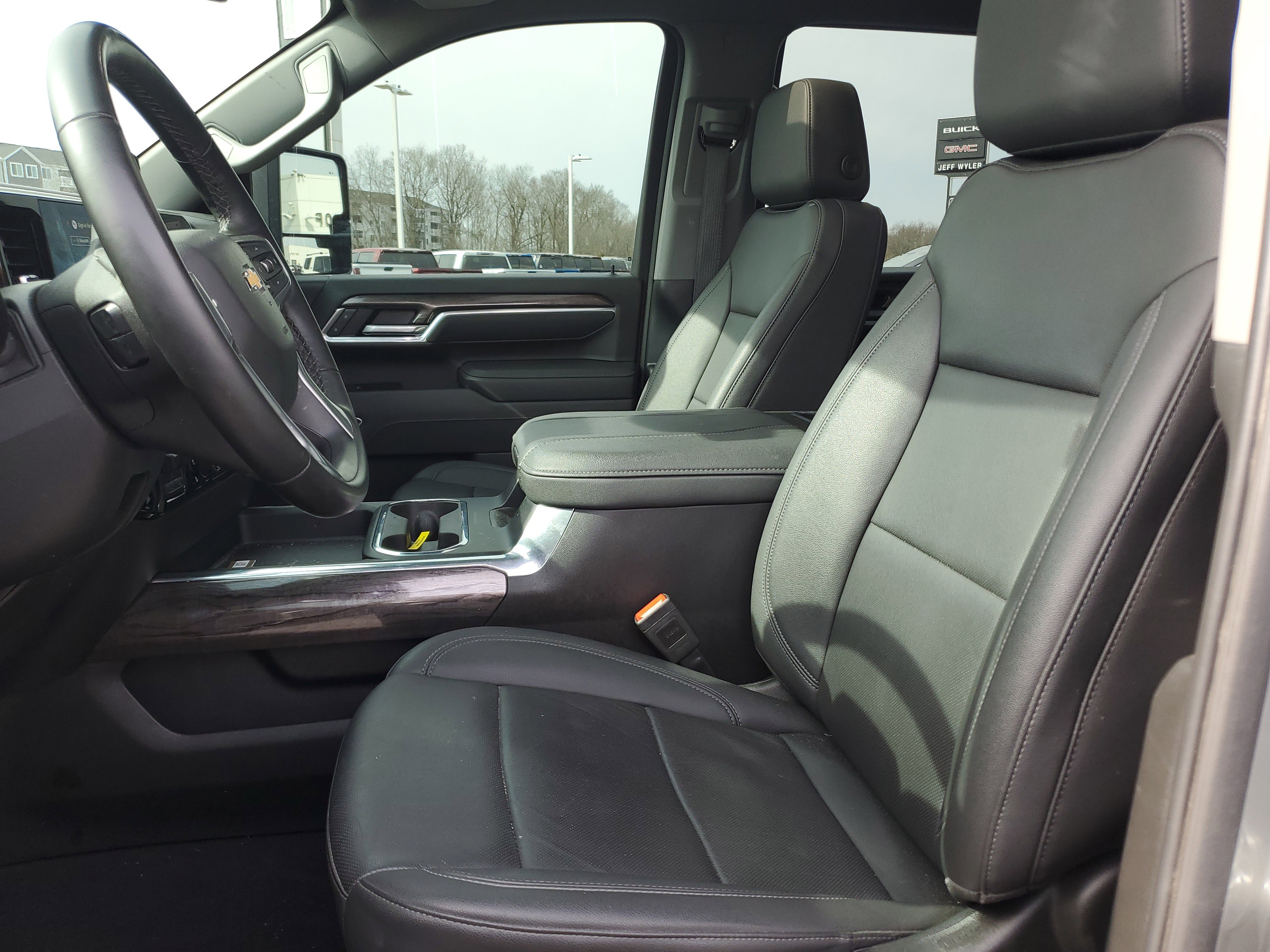 Used 2025 Chevrolet Silverado 2500 LTZ w/ LTZ Plus Package image 17