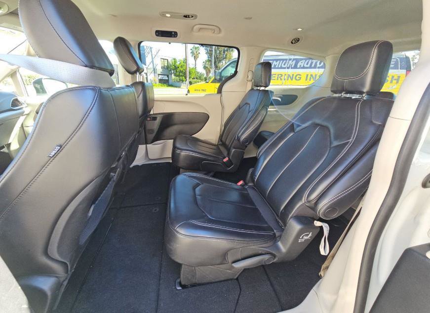 Used 2023 Chrysler Pacifica Touring-L FWD image 10