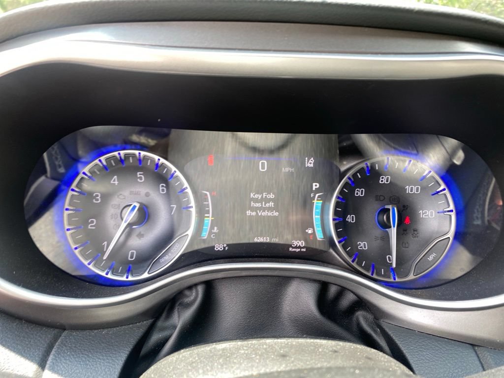 Used 2024 Chrysler Pacifica Touring-L FWD image 19