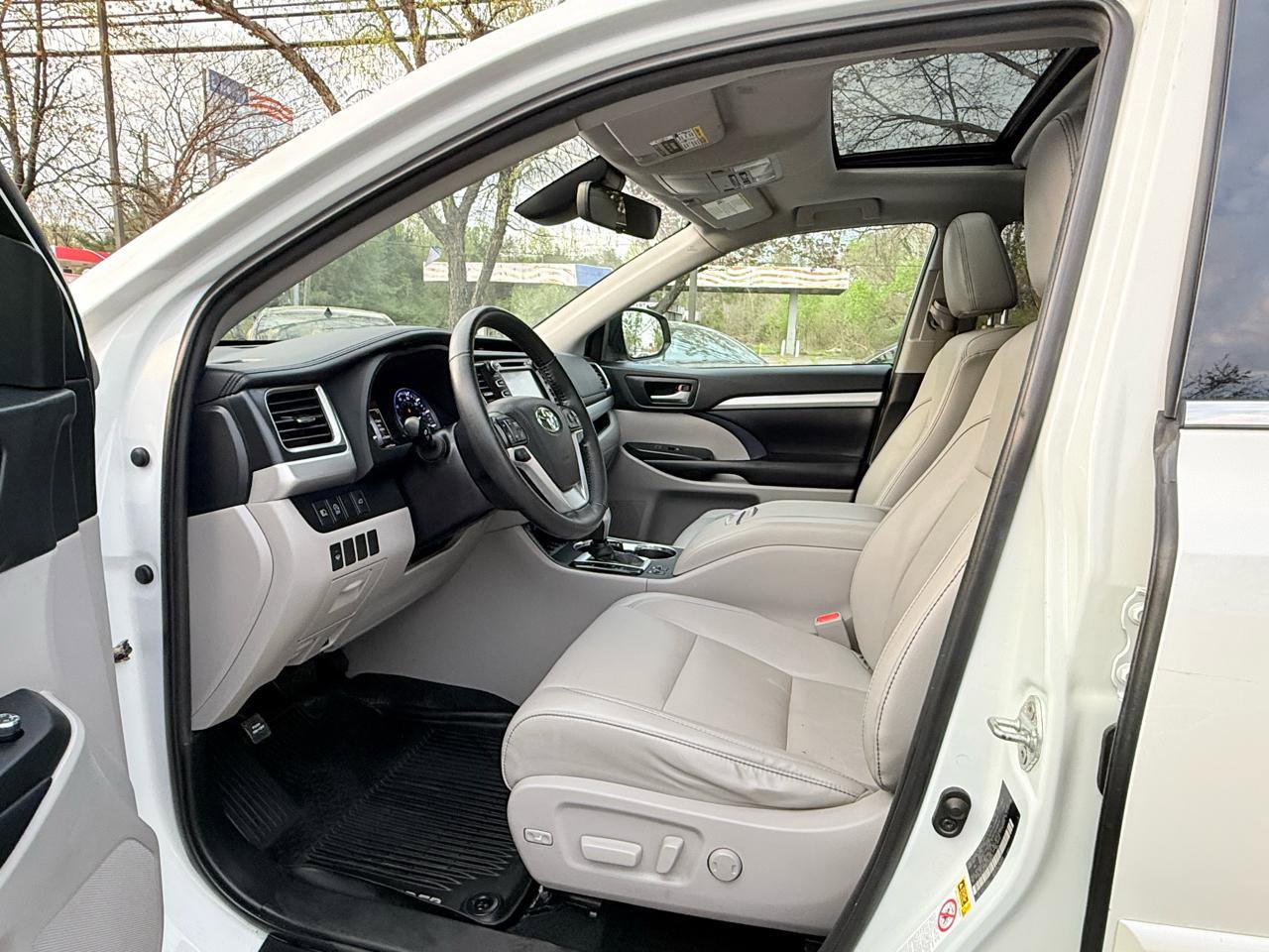 Used 2019 Toyota Highlander XLE AWD/4WD image 12
