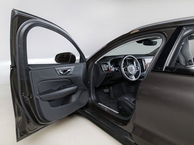 Used 2025 Volvo V60 B5 Cross Country Plus image 23