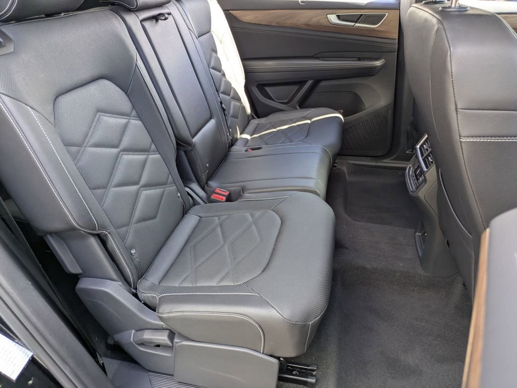 Used 2025 Volkswagen Atlas SE image 30