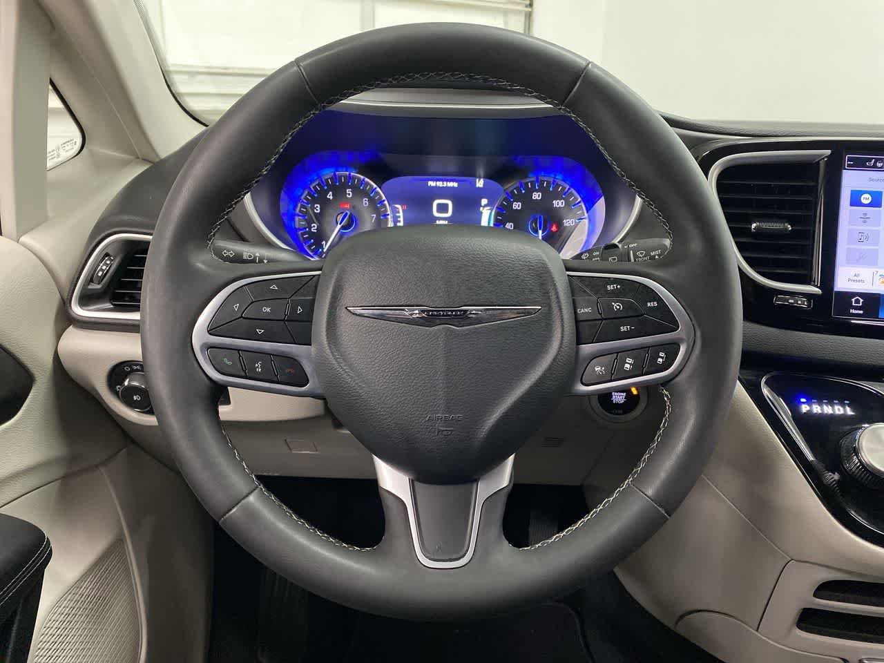 Used 2024 Chrysler Pacifica Touring-L FWD image 19