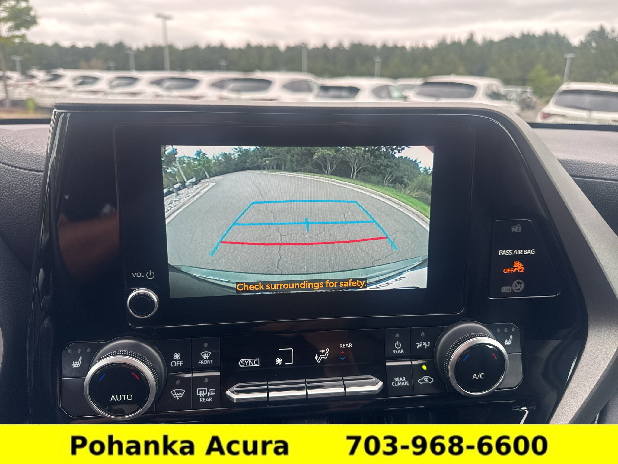 Used 2024 Toyota Highlander XLE AWD/4WD image 19