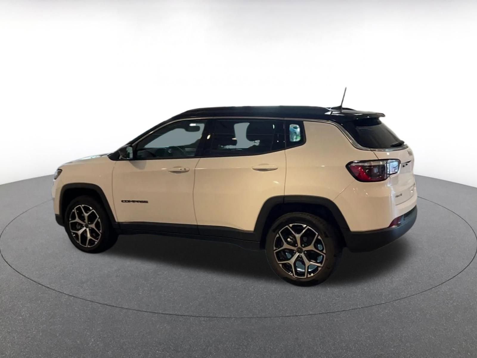 Used 2025 Jeep Compass Limited image 10