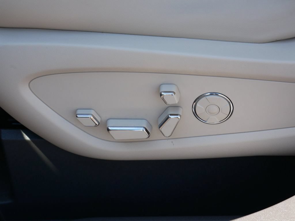 Used 2018 Lincoln MKX Reserve w/ Driver Assistance Package FWD image 16