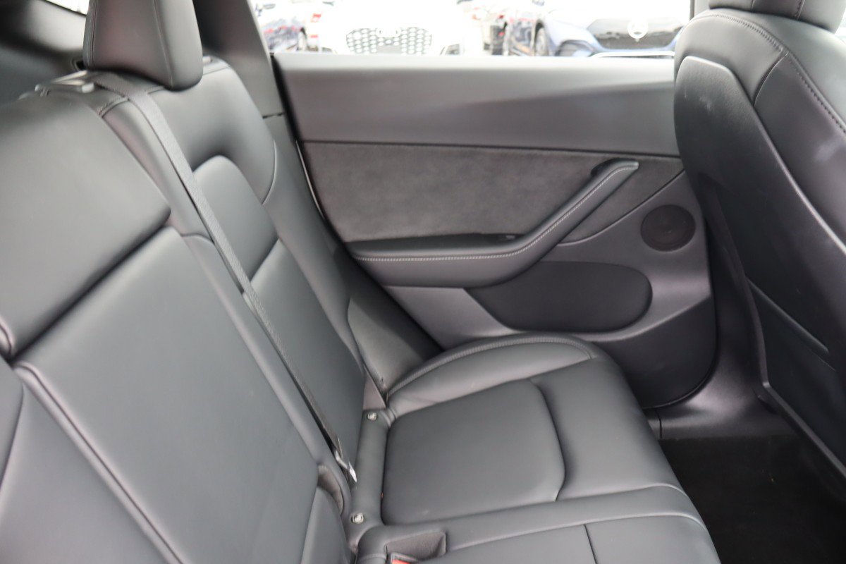 Used 2022 Tesla Model Y Long Range image 14