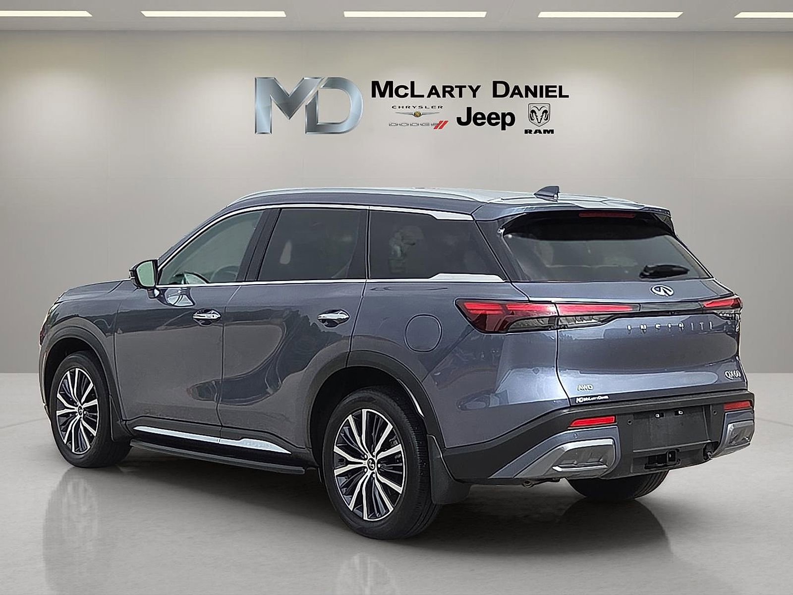 Used 2025 INFINITI QX60 Sensory w/ Vision Package AWD/4WD image 4