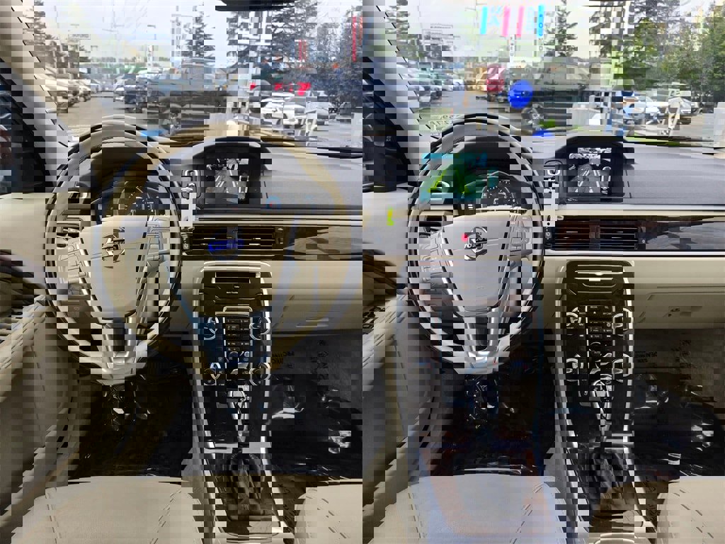 Used 2016 Volvo XC70 T5 Platinum w/ Climate Package image 11