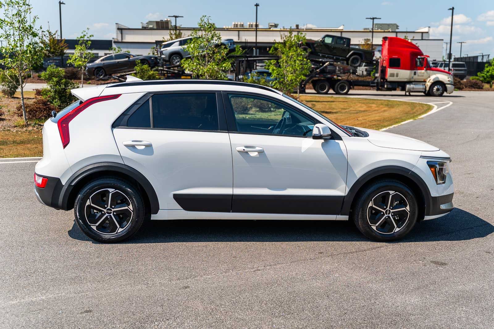 Used 2023 Kia Niro EX FWD image 8