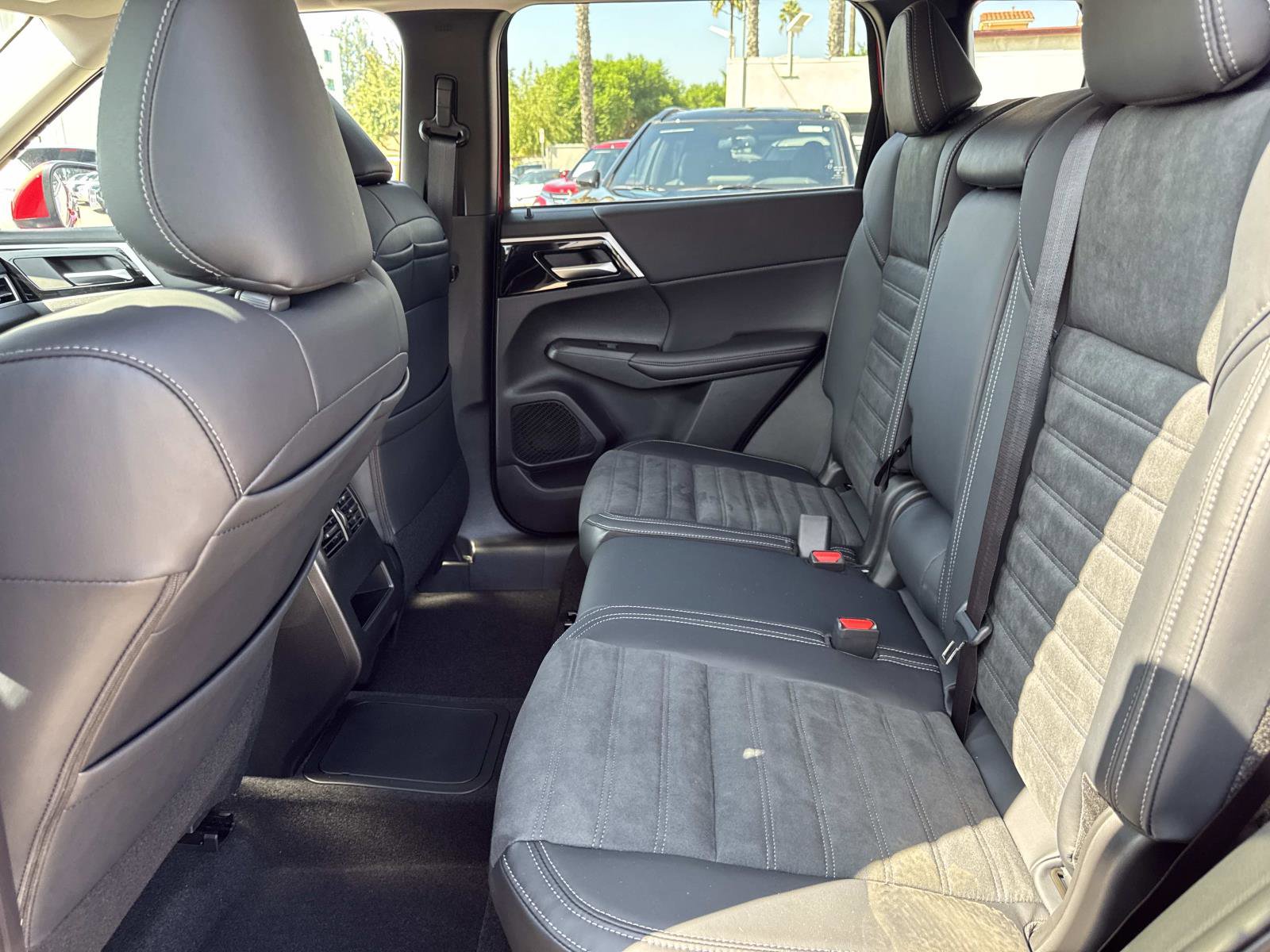 New 2025 Mitsubishi Outlander 4WD Plug-In Hybrid image 13