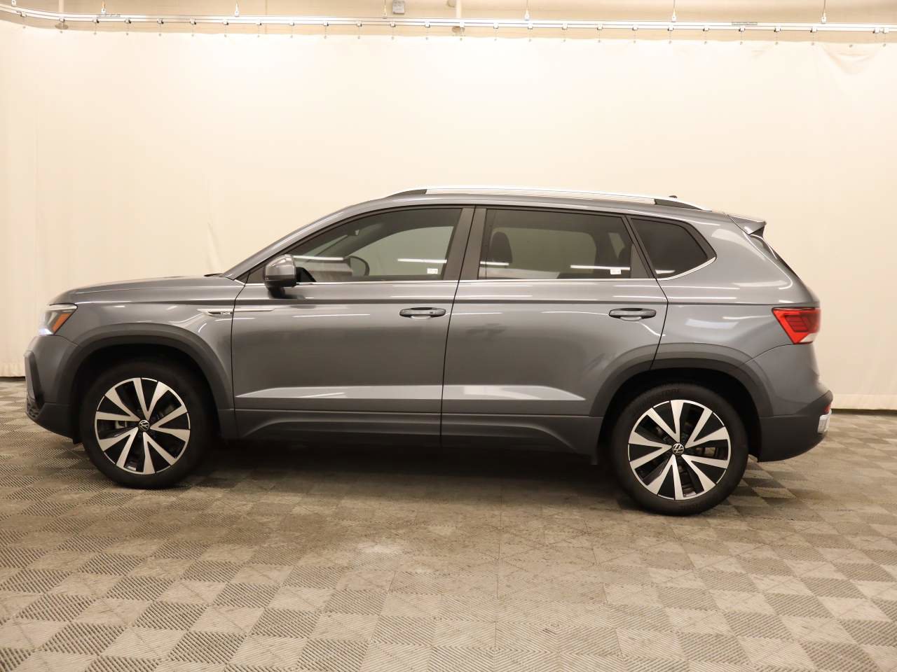 Used 2023 Volkswagen Taos SE w/ Panoramic Sunroof Package image 2